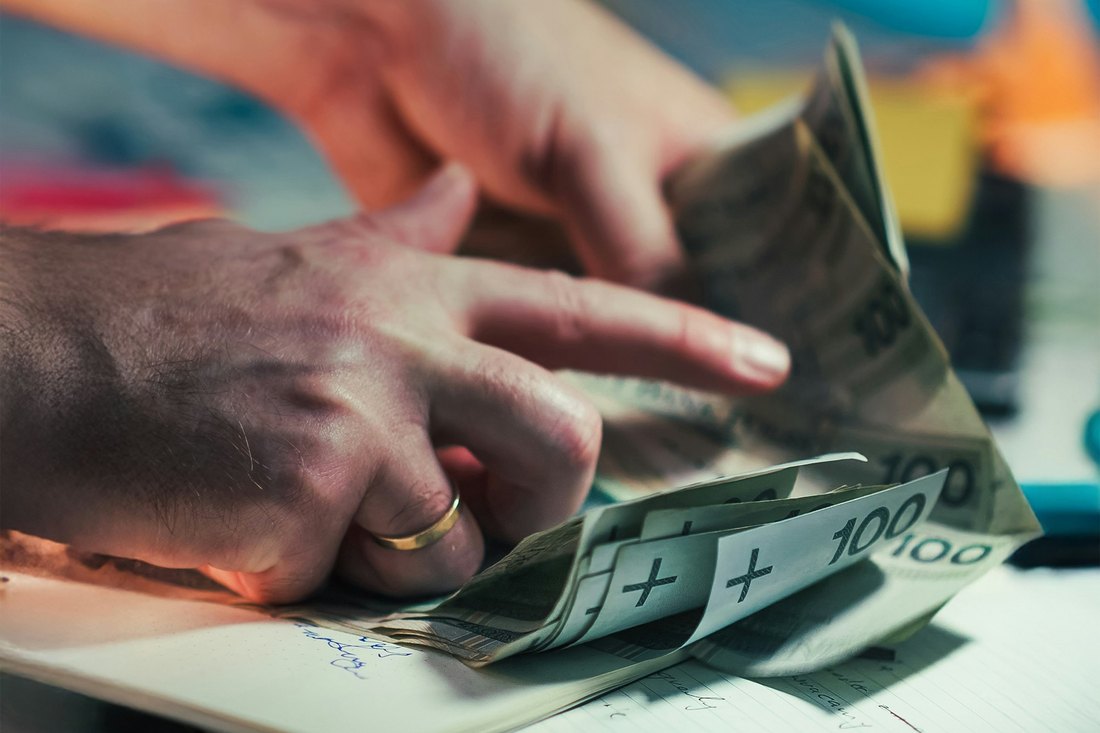 Odliczanie gotówki podczas rozmowy z klientem